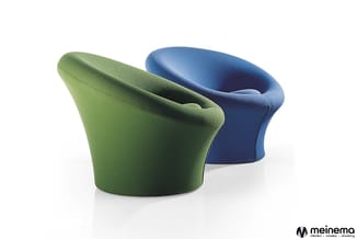 Twee kuipstoelen in groene en blauwe bekleding met afgeronde vormen, schuin geplaatst tegen witte achtergrond. Meinema-logo o