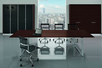 Modern kantoor met groot rood-bruin bureau, zwarte bureaustoel, grijze bureaustoelen, zwarte kasten en glazen wand met uitzic
