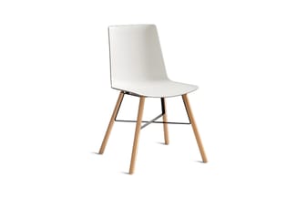 Witte stoel met ergonomisch gevormd zitgedeelte, houten poten en zwart metalen dwarsverbinding, tegen witte achtergrond.