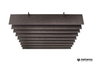 Grijze akoestische hanglamp met horizontale lamellen in trapvormige opstelling, gemonteerd op twee zwarte beugels.
