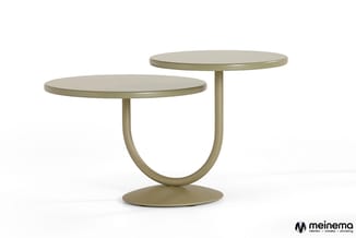 Groen-beige bijzettafels met ronde bladen op gebogen voetsteun, twee verschillende hoogtes, meinema-logo zichtbaar.