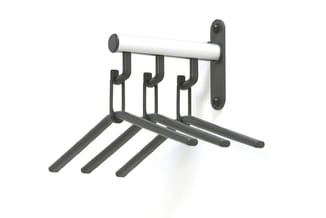 Wandmontage kapstok met witte ronde rail en drie zwarte haken, uitgerust met zwarte spreidpoten voor stabiliteit.