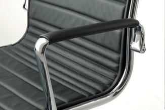 Zwarte kantoorstoel met geribbeld leren zitting, chromen frame en zwarte armleuningen, detail van armsteun.