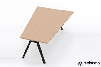 Kantaaltafel met trapeziumvormig licht houtkleurig blad en zwart metalen poten, schuin opgesteld.