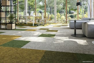Modern kantoorinterieur met grijze zitbanken, gele en groene vloerafwerking, witte bureaustoelen, grote glazen wanden en uitz