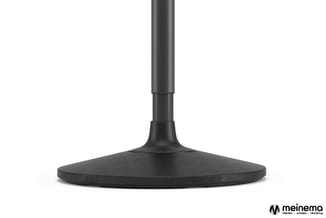 Zwarte voetsteun met cilindrische poot en rond platform, detail meinema-logo rechtsonder.