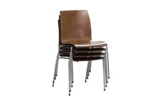 Stapelbare stoelen met bruine gebogen houten zitting en rug op aluminium frame, meerdere exemplaren gestapeld weergegeven.