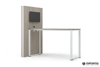 Werkplek met houten achterwand met geïntegreerde monitor, witte metalen frame tafel en gesloten kastdeel.