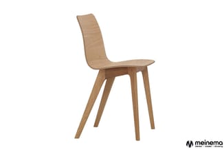 Houten stoel met gebogen rugleuning en zitting, rechte houten poten, natuurlijke houtkleur, op witte achtergrond.