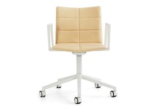 Bureaust­oel met beige gestoffeerde zitting, witte aluminium frame, armsteunen en zwenkwielen op wit geïsoleerde achtergrond.