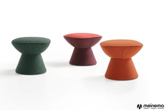Drie hoekige poefjes in groen, bordeaux en oranje met conische vorm tegen witte achtergrond. Meinema-logo rechtsonder.