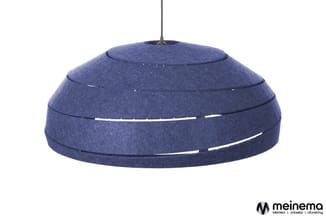 Blauwe hangende akoestische lamp met horizontale latten en witte verlichtingssleuven, moderne koepelvorm.