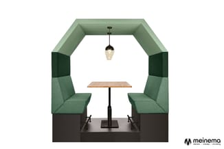 Groene akoestische belcel met twee zitplaatsen, houten tafel, hangende lamp en zwart onderstel.