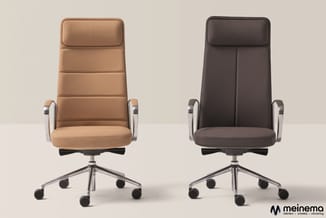 Twee ergonomische bureaustoel in camel en donkerbruin leer met metalen armleuningen en zwenkvoetenstoel op wieltjes.