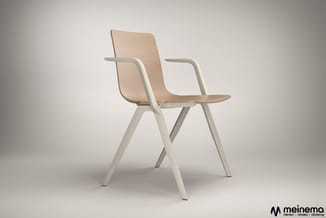 Witte kunststof bureaustoel met licht houten zitting en rugleuning, armsteunen en X-vormig onderstel tegen grijze achtergrond