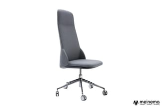 Grijze bureaustoel op wielen met hoge rugleuning, ergonomisch design en verchroomd vijfpoot onderstel.
