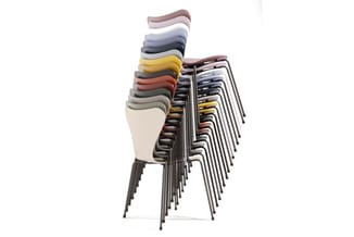 Stapel moderne stoelen in verschillende kleuren (wit, beige, grijs, geel, oranje, bruin) met metalen poten op witte achtergro
