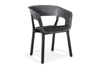 Moderne stoel met zwart houten frame, grijze gemeleerde stoffering en zwarte zitting, gebogen rugleuning.