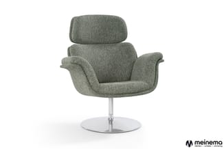Grijze draaibare fauteuil met gestoffeerde armsteunen en hoofdsteun, op zilverkleurig voetsteunframe.
