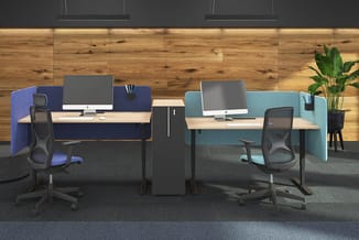 Moderne kantoorwerkplek met twee houten bureaus, blauwe en turquoise akoestische schermen, ergonomische bureaustoel en houten