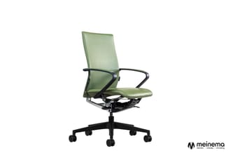 Groene ergonomische bureaustoel met zwarte armleuningen en zwart onderstel op wielen, tegen witte achtergrond.
