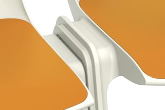 Wit metalen bureaustoel met oranje zitting en rugleuning, detail van armleuning en zijkant.
