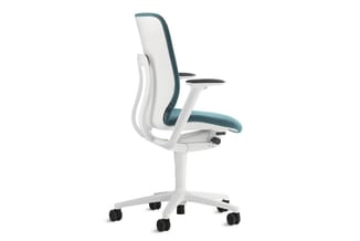 Ergonomische kantoorstoel met wit frame, teal/blauwgroene bekleding, verstelbare armleuningen en zwarte wieltjes op wit onder