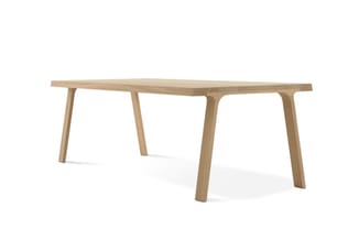 Houten vergadertafel met natuurlijke afwerking, rechthoekige blad en vier rechte poten, modern design.