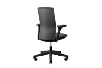 Zwarte bureaustoel met ergonomische rugleuning, verstelbare armleuningen, op wieltjes en zwart kruisvoet onderstel.