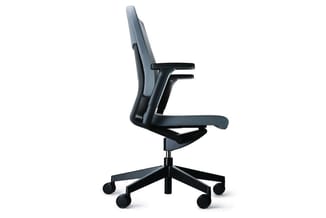 Ergonomische bureaustoel met grijze bekleding, zwarte armleuningen en zwart onderstel met wielen, weergegeven in zijprofiel.