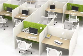 Kantoorwerkplekken met witte scheidingswanden, houten bureaus, witte bureaustoel en groene akoestische paneelbekleding.
