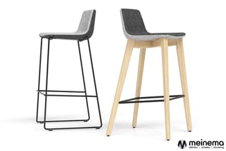 Twee barkrukken: links model met grijze stof en zwart metalen frame, rechts model met grijze stof en naturel houten poten met