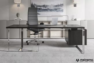 Modern kantoor met zwart bureau, zwarte stoel, laptop, witte kastenwand, grijs tapijt en zwart-wit landschapsprint aan muur.