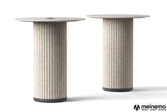 Twee ronde bijzettafels met verticaal geribbelde zuilen in beige/grijs en zwarte voetring, tegen witte achtergrond.