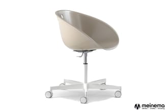 Witte ergonomische bureaustoel met beige kunststof zitting, gasveer en zwenkwielen, tegen witte achtergrond.