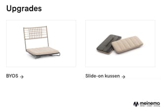 BYOS: Beige zitmodule met rugleuning in houten lattenwerk en grijze onderstel.

slide-on kussen: Drie rechthoekige kussenhoez