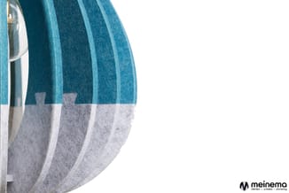 Akoestische panelen in teal en grijs met witte verticale strepen, bolvorming, detail van textuuroppervlak.