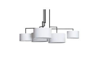 Hangende plafondlamp met zwart metalen frame en vier witte cilindervormige stoffen kapjes in verschillende maten.