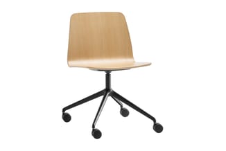 Eén Inclass Varya Wood stoel met naturel houten kuip en een zwarte kruisvoet met vier wielen, op wit en kijkend naar rechts.