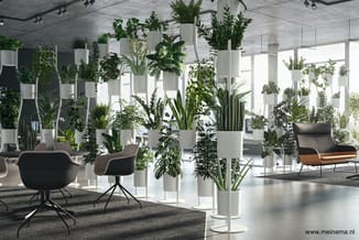 Moderne kantoorruimte met hangende witte plantenbakken, zwarte draaistoelen en een grijze bank tegen een betonnen plafond en