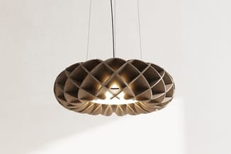 Halo akoestische hanglamp met bruine PET-viltlamellen en ingeschakelde verlichting, gezien van schuin onderen.