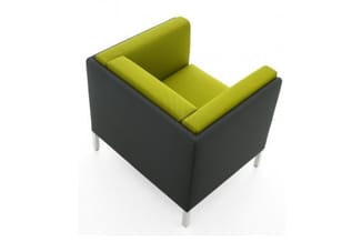 Moderne fauteuil met grijze buitenkant, geel-groen zitkussen en armleuningen, op zilverkleurige poten, schuin weergegeven.