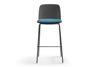Barkruk met donkergrijze kunststof rugleuning, blauwe zitting en zwart metalen frame met voetsteun.