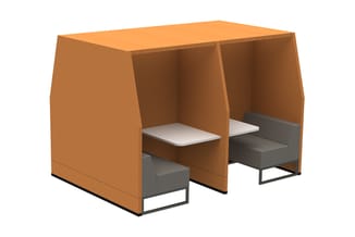 Bruine akoestische belcel met twee grijze stoelen aan witte tafels, geïsoleerde werkruimte voor concentratie.