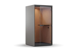 Akoestische belcel met grijze aluminium frame, glazen deur en bruine akoestische wanden, staande opstelling tegen witte achte