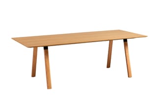 Eikenhouten Inclass Plania vergadertafel met verjongd blad en massief houten onderstel voor een Scandinavische kantoorinrichting