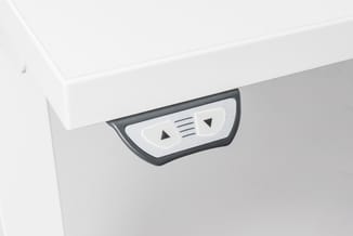 Detailopname van een witte vriezer met grijs bedieningspaneel en zwarte knoppen voor temperatuurregeling.