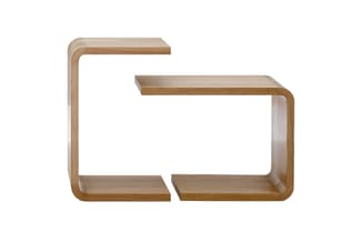Houten wandkasten met afgeronde hoeken in natuurlijke eikentint, links en rechts geplaatst met open middensectie.