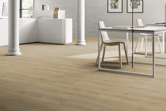 Modern kantoor met licht houten vloer, witte receptiebalie, tafel met metalen frame, witte stoelen en witte zuil.