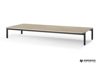 Lange lage tafel met licht houten blad en zwart metalen frame, minimalistisch design.